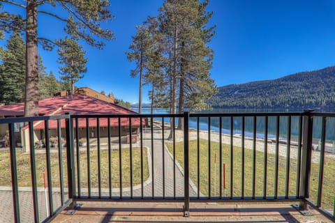 Deluxe Studio with lake view 2nd Floor Unit 244 Bldg C House in Donner Lake