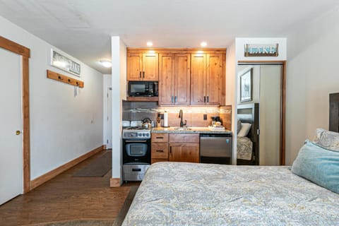 Deluxe Studio with lake view 2nd Floor Unit Bldg C House in Truckee