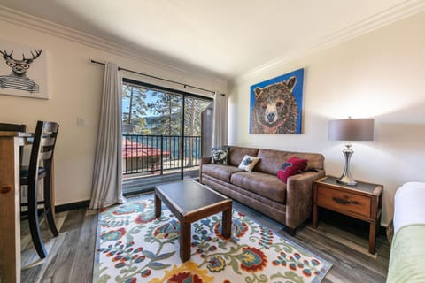 Queen Lodgette with Lake View 2nd Floor Unit 2432 Bldg C Maison in Truckee