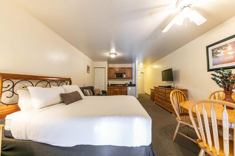 Queen Lodgette 2nd Floor Unit 226 Bldg B House in Truckee