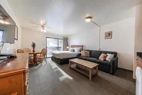 Queen Lodgette 2nd Floor Unit 226 Bldg B House in Truckee