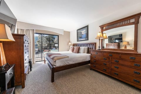 One-Bedroom King 2nd Floor Partial Lake View Casa in Donner Lake