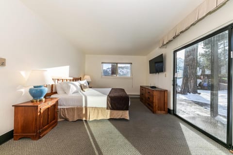 One-Bedroom King with Lake View Ground Floor Unit 136 Bldg C Casa in Donner Lake
