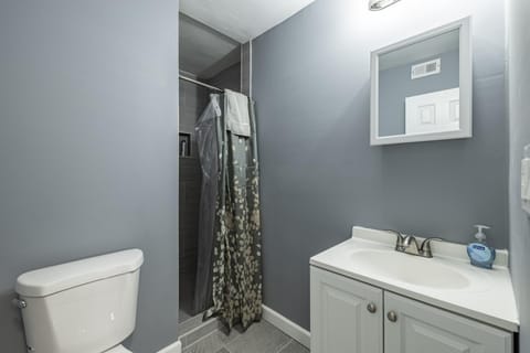 Cozy Modern 2BR Apartment in DC Condo in District of Columbia