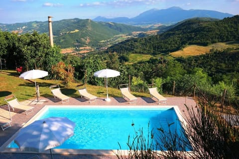 Moderner Neubau bestehend aus zwei unabhängigen Wohneinheiten mit Panoramapool und Garten House in Marche