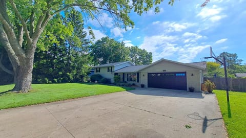 Drift Away Den House in Lincoln Township