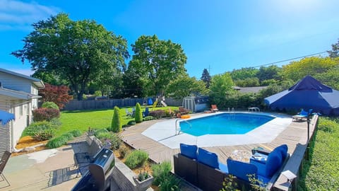 Drift Away Den House in Lincoln Township