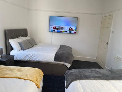 Hometel Nice Comfy Apartment Can Sleep 10 Apartment in Leicester