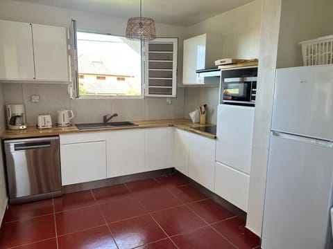 Coffee/tea facilities, Kitchen or kitchenette, dishwasher, stove, toaster