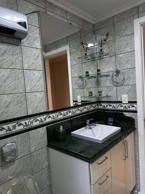 apartamento em bairro nobre suíte com ar condicionado e banheira com hidromassagem House in Bento Gonçalves
