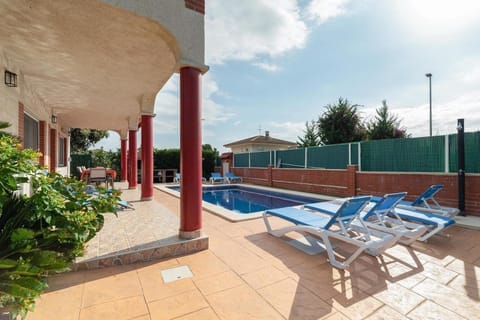 Freistehendes Ferienhaus in Cubelles mit Privatem Pool House in Garraf