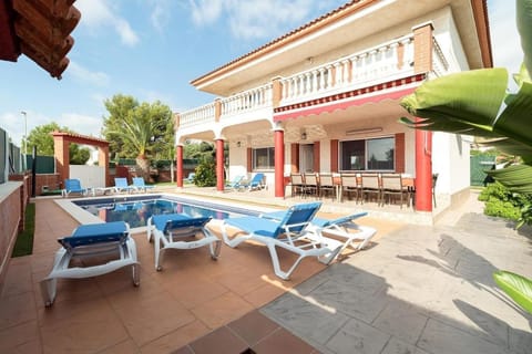 Freistehendes Ferienhaus in Cubelles mit Privatem Pool House in Garraf