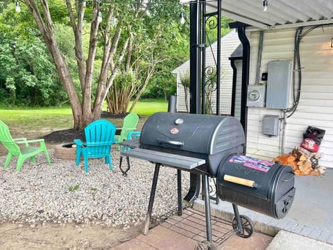 Relax in Privacy in 2BR Beauty w/ Fire Pit & Grill House in Greensboro