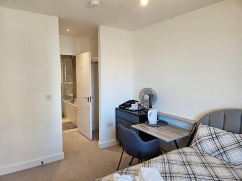 Stylish Ensuite Double-Bed with Desk Vacation rental in Barking