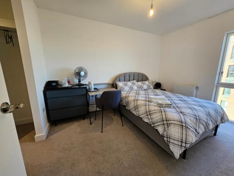 Stylish Ensuite Double-Bed with Desk Vacation rental in Barking