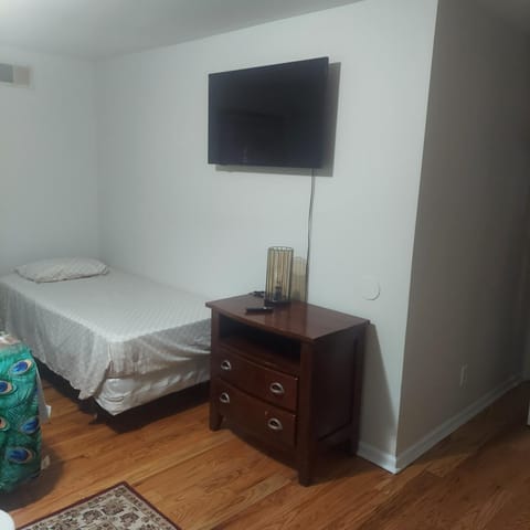 Cosy Bedroom 12mins to Airport Prudential NJIT UMDJ Penn Station Vacation rental in Newark