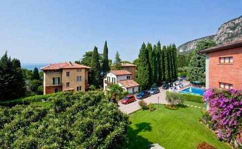 Property building, Natural landscape, Garden, Garden view, Mountain view, Swimming pool, sunbed