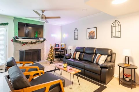 Escape the City w/King Bed, Arcade Games & Firepit Apartment in Peachtree Corners