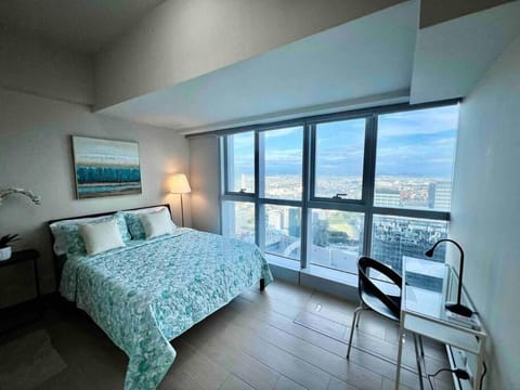 Modern 2BR in Uptown Parksuites w/ Free Parking Apartamento in Makati