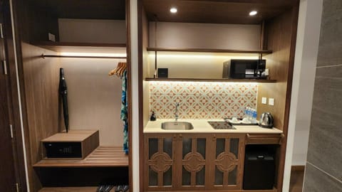 Kitchen or kitchenette, minibar, stove