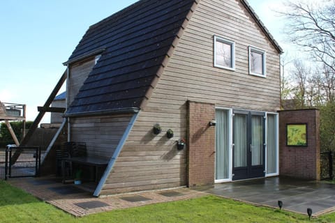 Prächtiges Ferienhaus im Wassererholungspark Yn'e Lijte Grou - Leeuwarden House in Friesland, Netherlands