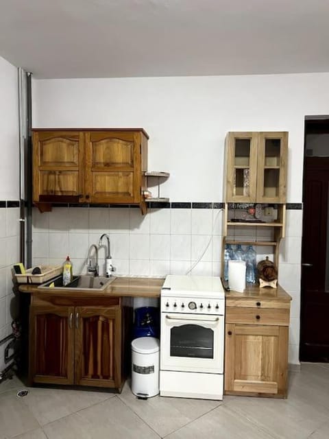 Kitchen or kitchenette, minibar