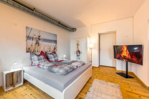 Exklusive und großzügige Wohnung 140 qm in Magdeburg TOP-Lage mit Kicker für bis zu 8 Personen Apartment in Magdeburg