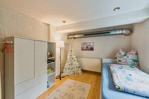 Exklusive und großzügige Wohnung 140 qm in Magdeburg TOP-Lage mit Kicker für bis zu 8 Personen Apartment in Magdeburg