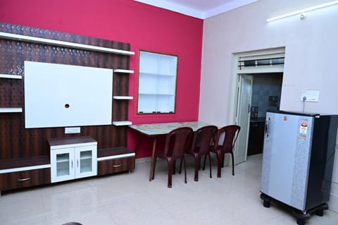 Kitchen or kitchenette, air conditioner