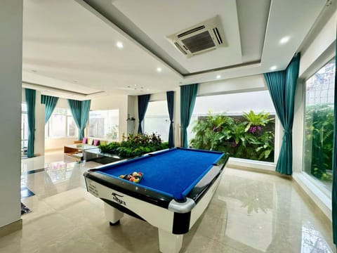 Billiard, Game Room