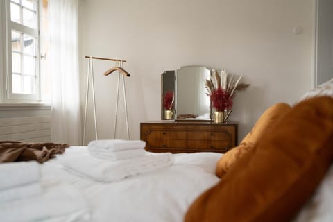 Photo of the whole room, Bedroom