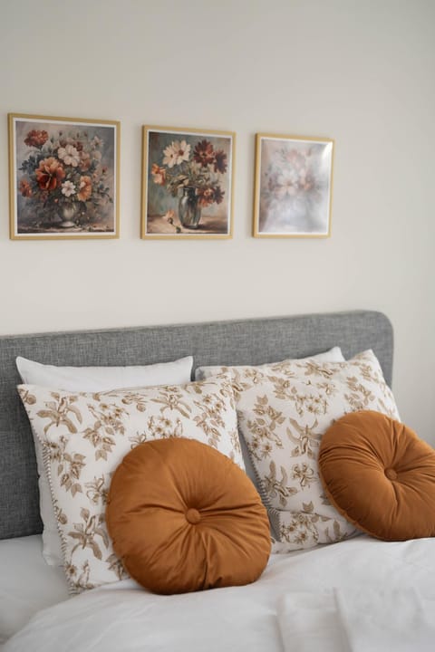 Bed, Photo of the whole room, Decorative detail, Bedroom