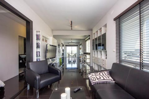 Flame Tree Residence 2-Bedroom Apartment Condominio in Nong Kae