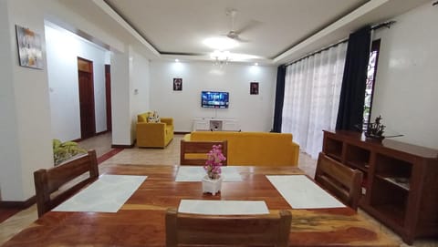 Communal lounge/ TV room, Living room, Dining area