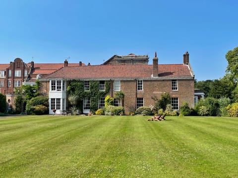 Family friendly, big beautiful 17th Century house House in Hunmanby