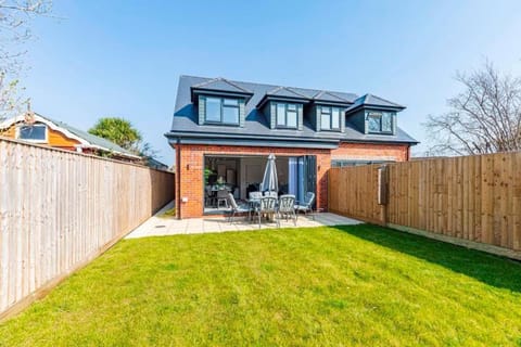 BOURNECOAST: BEAUTIFUL HOUSE WITH GARDEN - HB6332 House in Christchurch