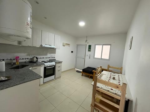 Kitchen or kitchenette, Dining area, oven, pet friendly