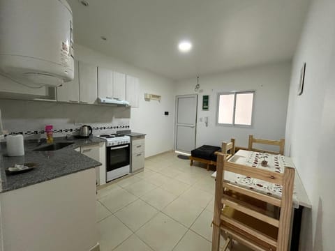 Kitchen or kitchenette, Dining area, oven, pet friendly