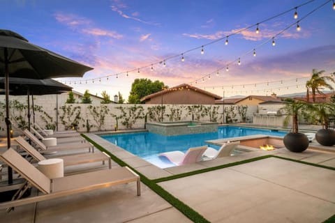 Desert Skyline Luxury Pool Home With Sunken Firepit Area House in La Quinta