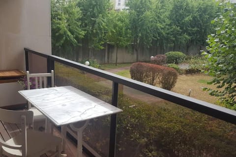 Appartement calme avec terrasse à 10 min de Paris Apartment in Clichy