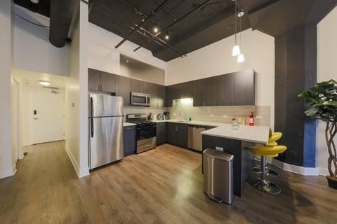 McCormick 3Br/2Ba with 6 twin beds & Sofa bed, Optional parking & Gym Apartment in South Loop