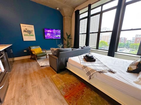 McCormick Place Studio that sleeps up to 4 guests with Optional Parking & Gym access Apartment in South Loop