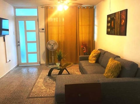 AC Rooms, Smart TV, Centric & 20 mins from Airport Maison in Rio Grande