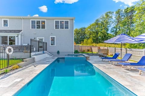 Luxury Waterfront Home w Heated Pool and Hot Tub Haus in Yarmouth Port