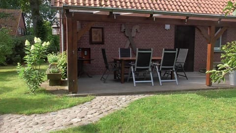 Ferienhaus mit überdachter Terrasse und Carport House in Walsrode