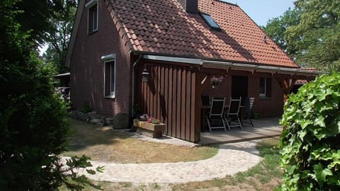 Ferienhaus mit überdachter Terrasse und Carport House in Walsrode