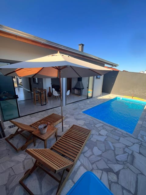 Casa nova com piscina e lareira House in Balneário Barra do Sul