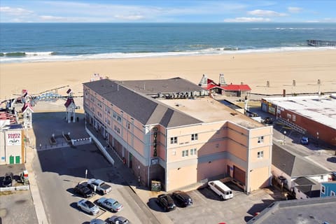 Oceanfront Villa 2(103) - Boardwalk oceanfront Apartment in Ocean City