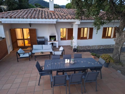 Casa Roure-4BR-Piscina privada-BBQ-Vistas Mar-Ping Pong House in Maresme