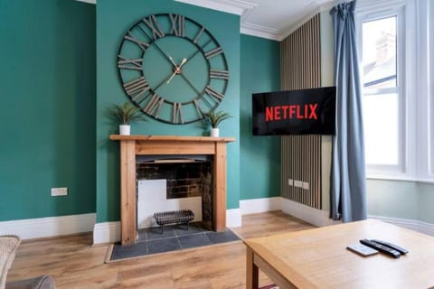 Spacious House - Sleeps 10 - Central Location - Free Parking, Fast WiFi and Smart TV with Nerflix by Yoko Property House in Northampton